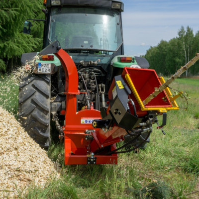 Traktorový PTO diskový štiepkovač REMET RT-630R s hydraulickým valcom