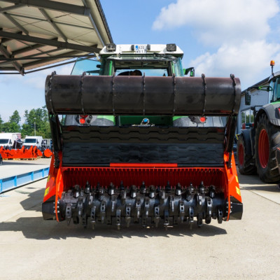 Hĺbková fréza L5-200 s hydraulickým nastavením krytu