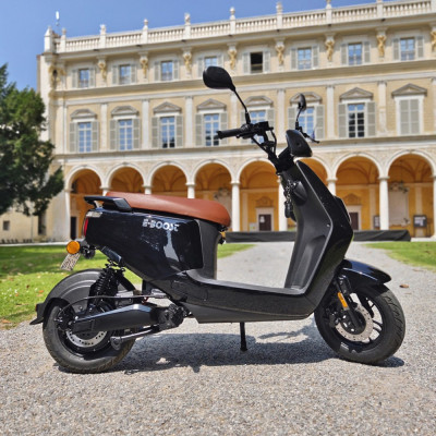 Elektrický skúter DELEKS E-BOOST Black – 45 km/h, dojazd až 120 km
