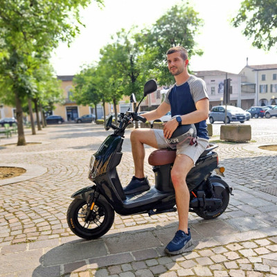 Elektrický skúter DELEKS E-BOOST Black – 45 km/h, dojazd až 120 km