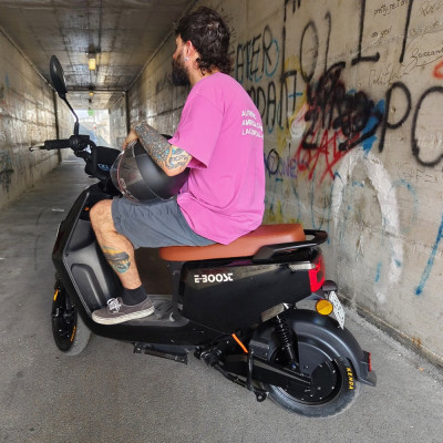Elektrický skúter DELEKS E-BOOST Black – 45 km/h, dojazd až 120 km
