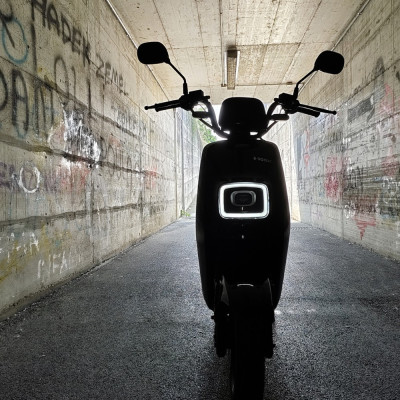 Elektrický skúter DELEKS E-BOOST Black – 45 km/h, dojazd až 120 km