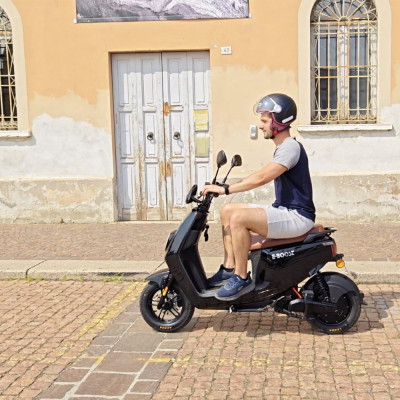 Elektrický skúter DELEKS E-BOOST Black – 45 km/h, dojazd až 120 km