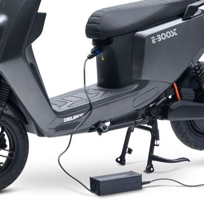 Elektrický skúter DELEKS E-BOOST White – 45 km/h, dojazd až 120 km