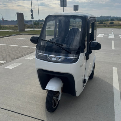 Elektromobil - elektrická trojkolka Leramotors E1 - biela