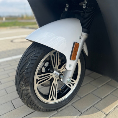 Elektromobil - elektrická trojkolka Leramotors E1 - biela
